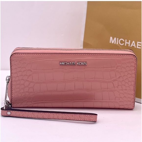 MICHAEL KORS LARGE
TRAVEL CONTINENTAL
WALLET WRISTLET - Picture 7 of 10